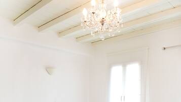 Deluxe Suite, Partial Sea View | In-room safe, soundproofing, free WiFi, bed sheets