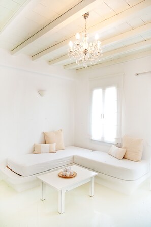 Deluxe suite, gedeeltelijk uitzicht op zee | Een kluis op de kamer, geluiddichte muren, gratis wifi, beddengoed