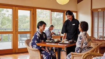 供應早餐及晚餐;日本菜