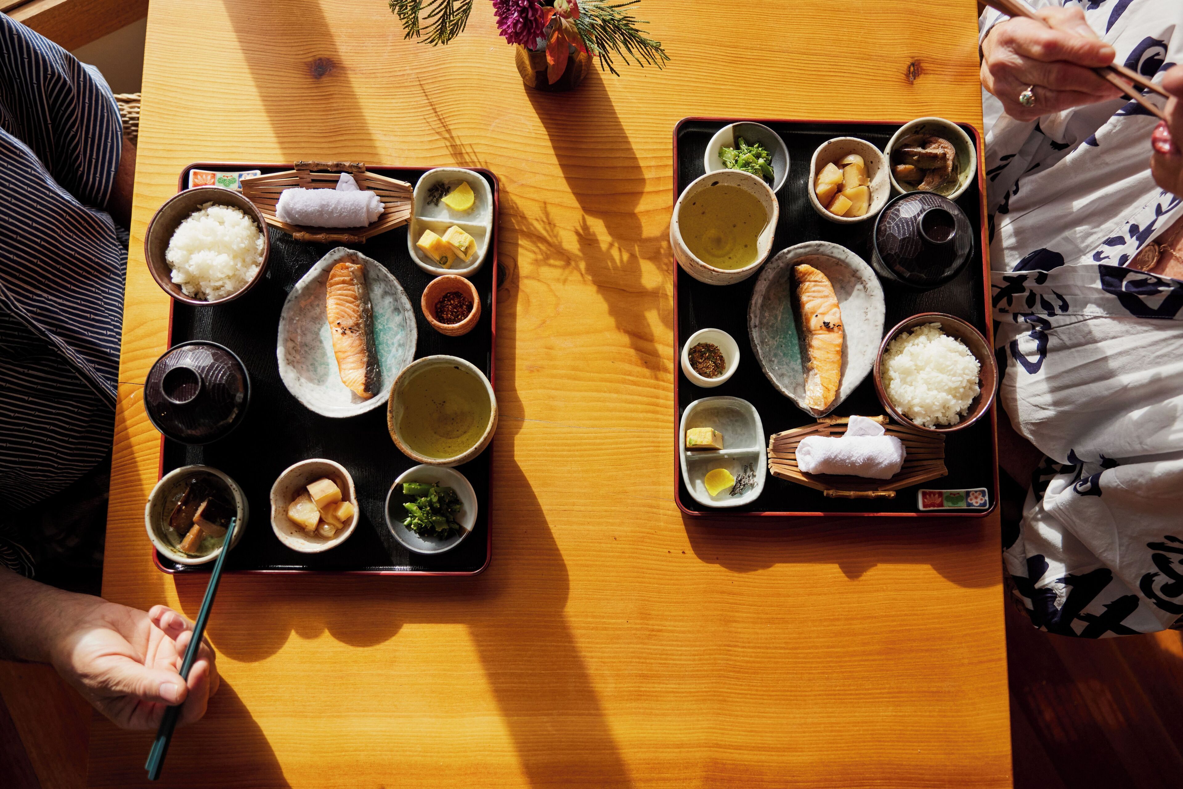 Dos bentos japoneses tradicionales sobre una mesa de madera.