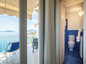 Tripla panoramica, vista mare | Minibar, una cassaforte in camera, una scrivania, Wi-Fi gratuito