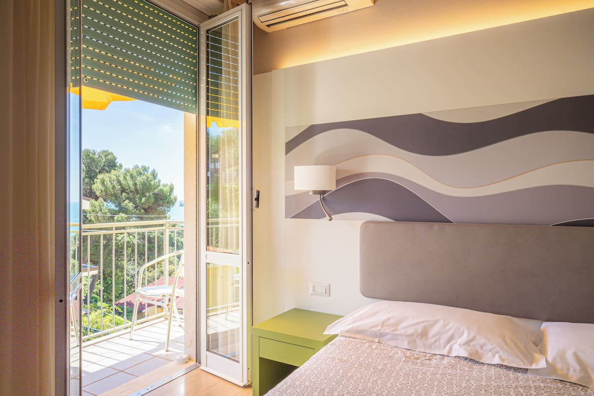 standard double room | minibar, in-room safe, desk, free wifi