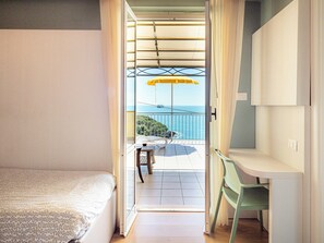 Tripla panoramica, vista mare | Minibar, una cassaforte in camera, una scrivania, Wi-Fi gratuito