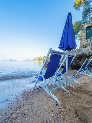 Spiaggia privata, lettini da mare, ombrelloni, un bar sulla spiaggia