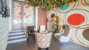 Coin salon dans le hall