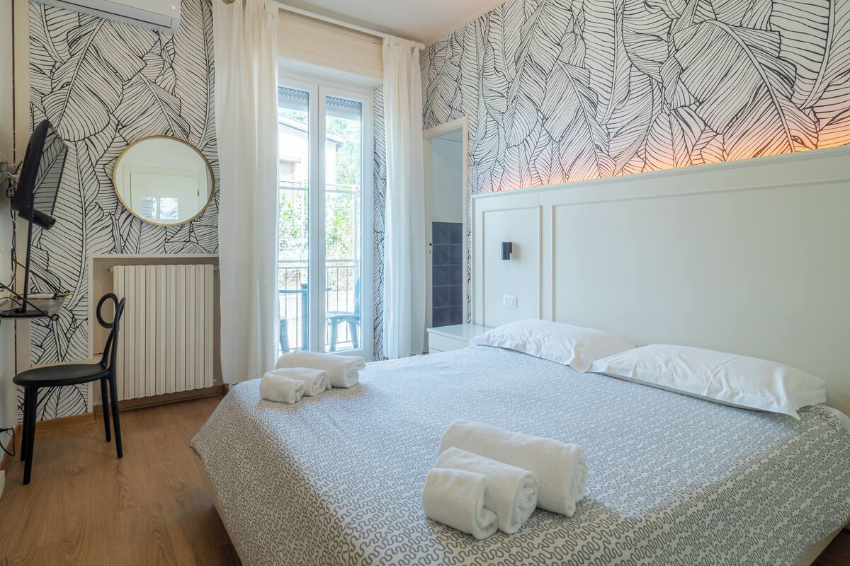 standard double room | minibar, in-room safe, desk, free wifi