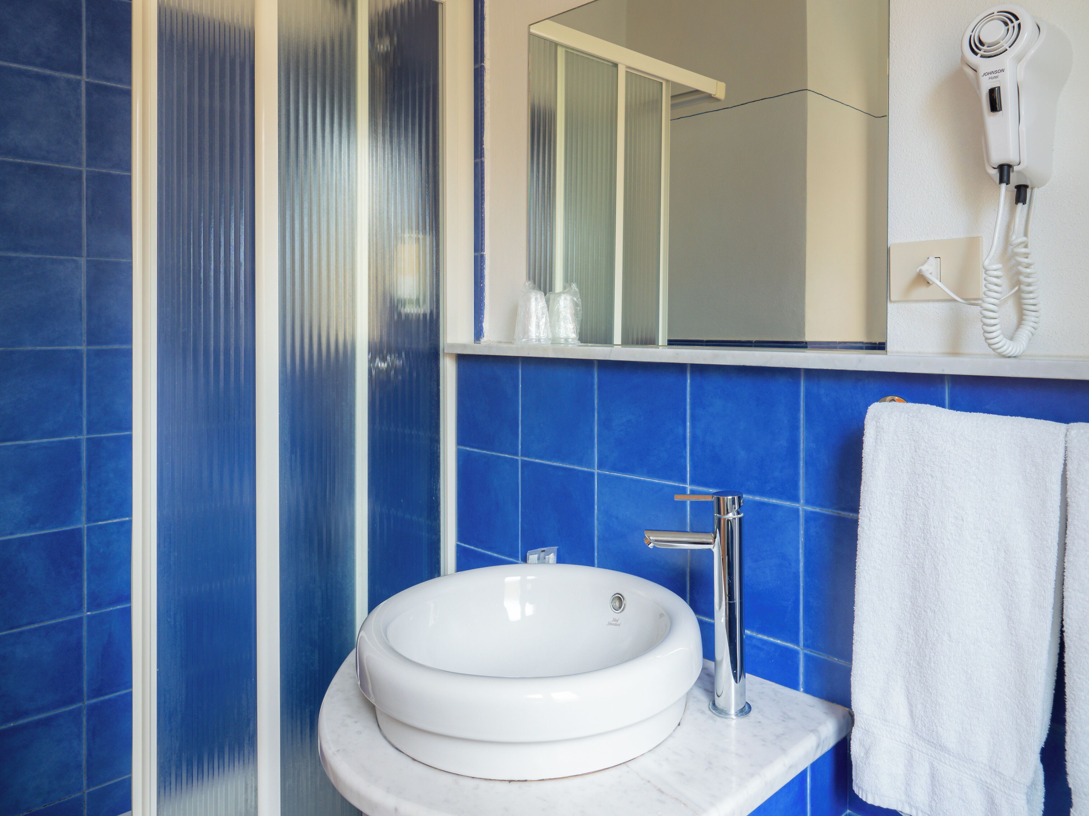 economy double room | bathroom | shower, rainfall showerhead, free toiletries, hair dryer