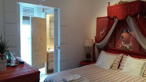 Phòng đôi, phòng tắm riêng | Bộ đồ giường cao cấp, nệm có lớp đệm bông, bàn