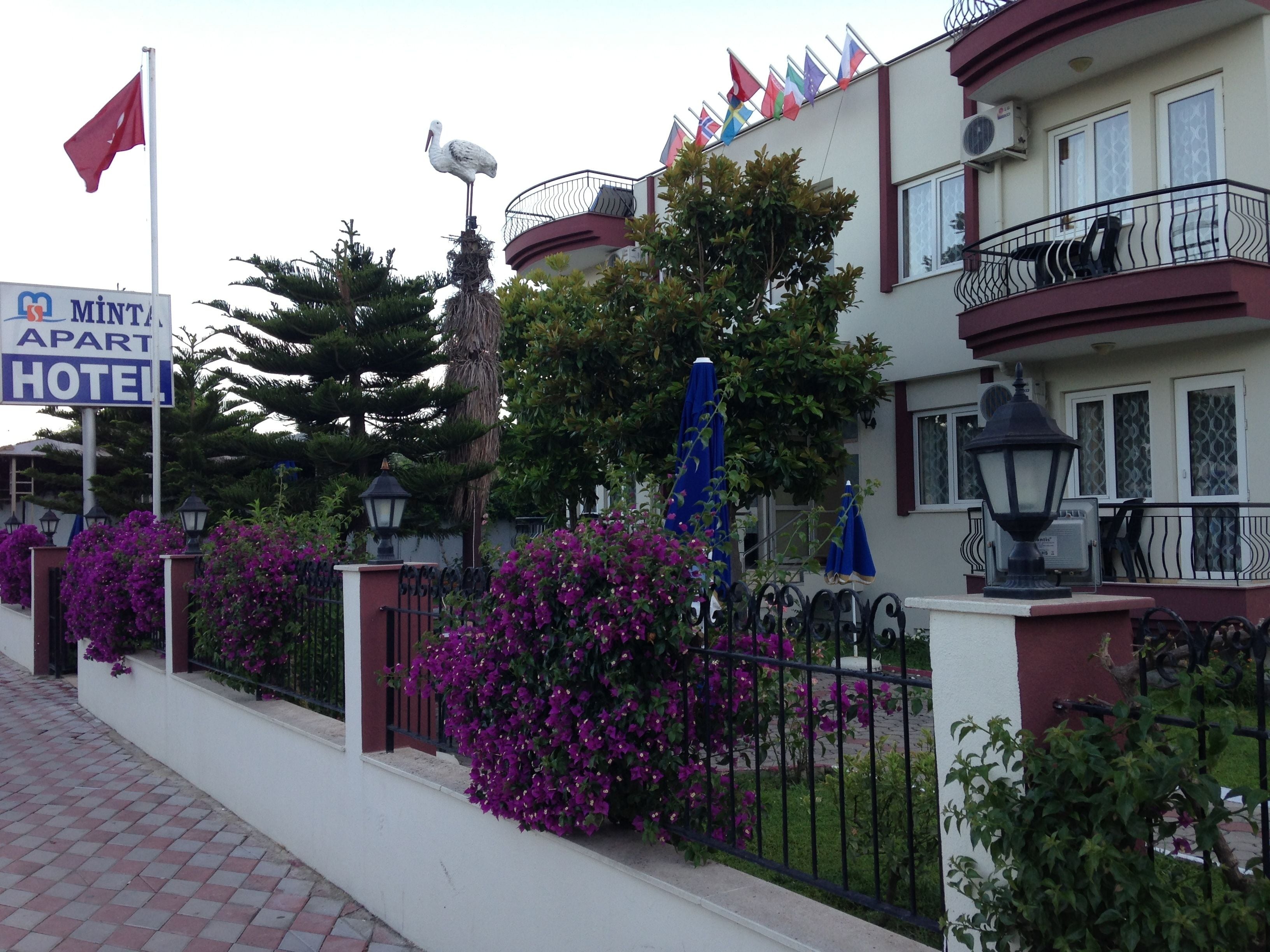 A hotel with a sign reading "MINTAPART HOTEL".
