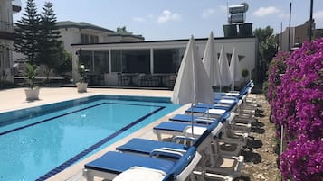 Außenpool, Sonnenschirme, Liegestühle