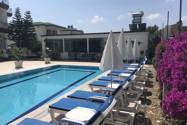 Piscine extérieure, parasols de plage, chaises longues