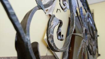 Primer plano de una escultura metálica con formas y curvas abstractas.
