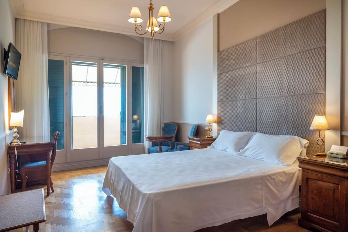 standard double room, garden view | minibar, in-room safe, desk, soundproofing