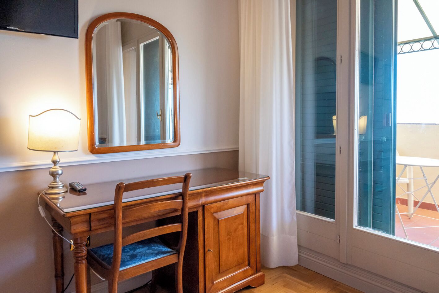 standard double room, garden view | minibar, in-room safe, desk, soundproofing