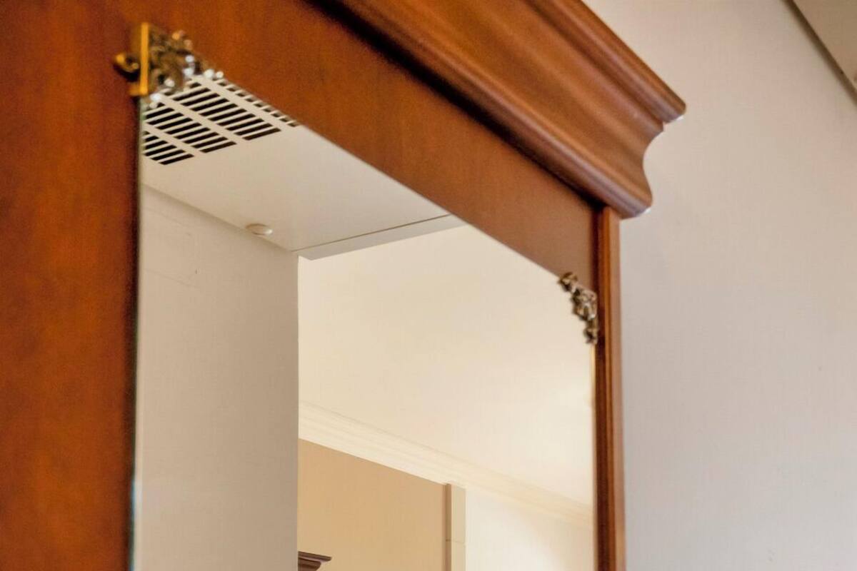 Ein Schlafzimmer mit einem Bett, einem Nachttisch und einem Fenster mit Vorhängen.