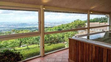 Couples treatment rooms, sauna, hot tub, steam room, Turkish bath