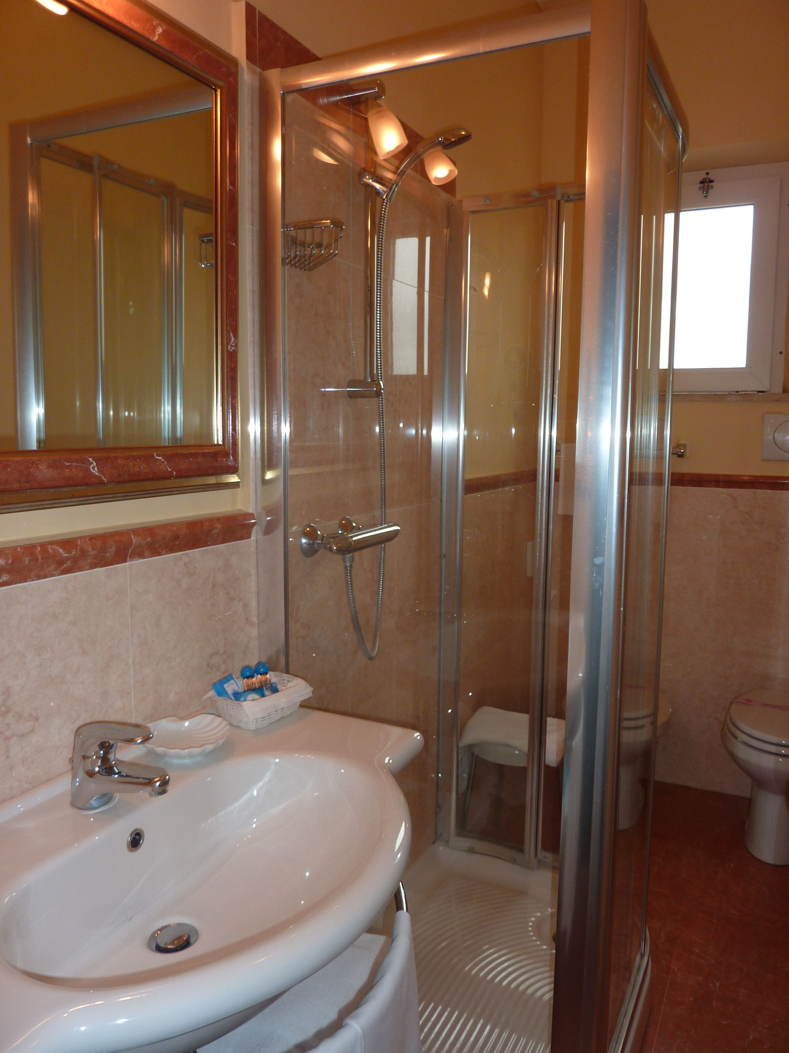 comfort double room, sea view | bathroom | free toiletries, hair dryer, bidet, towels