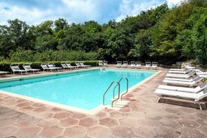 A rectangular swimming pool with a clear blue water surface, surrounded by hexagonal stone tiles. - Hotel Monteconero (Sirolo)