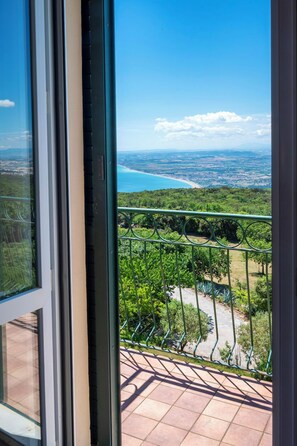 Habitación Confort doble, vistas al mar | Minibar, caja fuerte, escritorio y sistema de insonorización