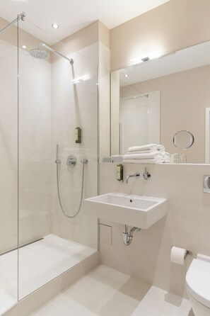 Comfort Double Room | Hypo-allergenic bedding, blackout drapes, free WiFi, bed sheets - Hotel Johann (Berlin)