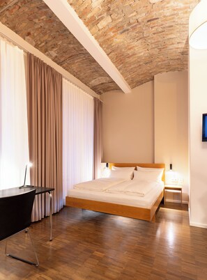 Comfort Double Room | Hypo-allergenic bedding, blackout drapes, free WiFi, bed sheets - Hotel Johann (Berlin)