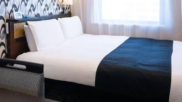 Donsdekens, een bureau, verduisterende gordijnen