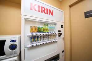 A vending machine labeled "KIRIN" with various beverages and snacks. - APA Hotel Tsukiji Ekiminami (Tokyo)