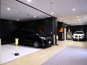 自助停車 (每晚 JPY3000)、代客停車 (JPY3000 每晚)