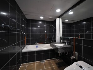 Combined shower/tub, free toiletries, hair dryer, slippers - APA Hotel Shimbashi Onarimon (Tokyo)