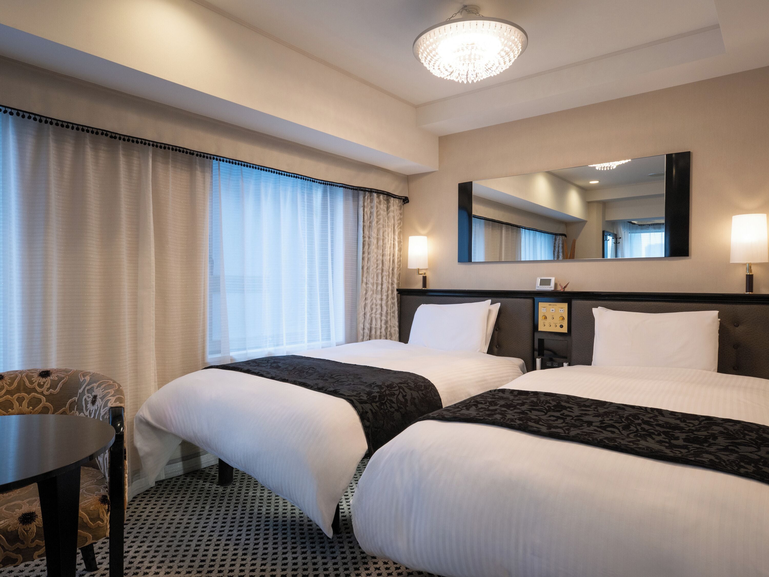 Cubrecamas, escritorio, cortinas blackout y wifi gratis 