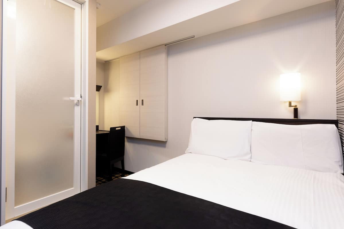 Premium bedding, down duvets, desk, blackout curtains