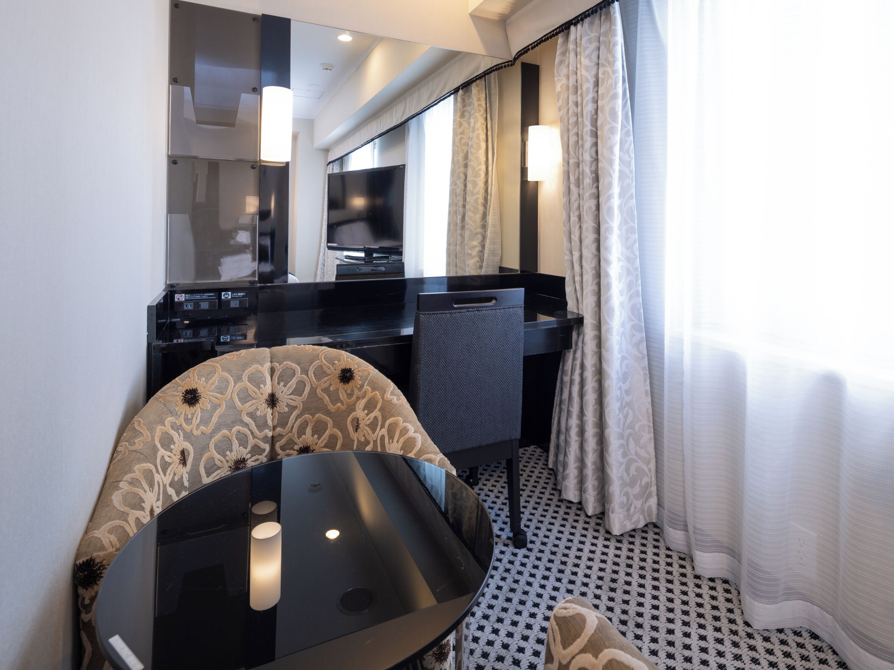 デラックス ツインルーム 禁煙 | 高級寝具、羽毛の掛け布団、デスク、遮光カーテン