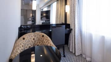 Phòng 2 giường đơn Deluxe, không hút thuốc | Bộ đồ giường cao cấp, chăn bông, bàn, màn/rèm cản sáng