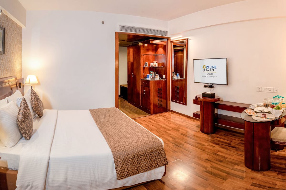 club room (fortune club room) | premium bedding, down duvets, minibar, in-room safe