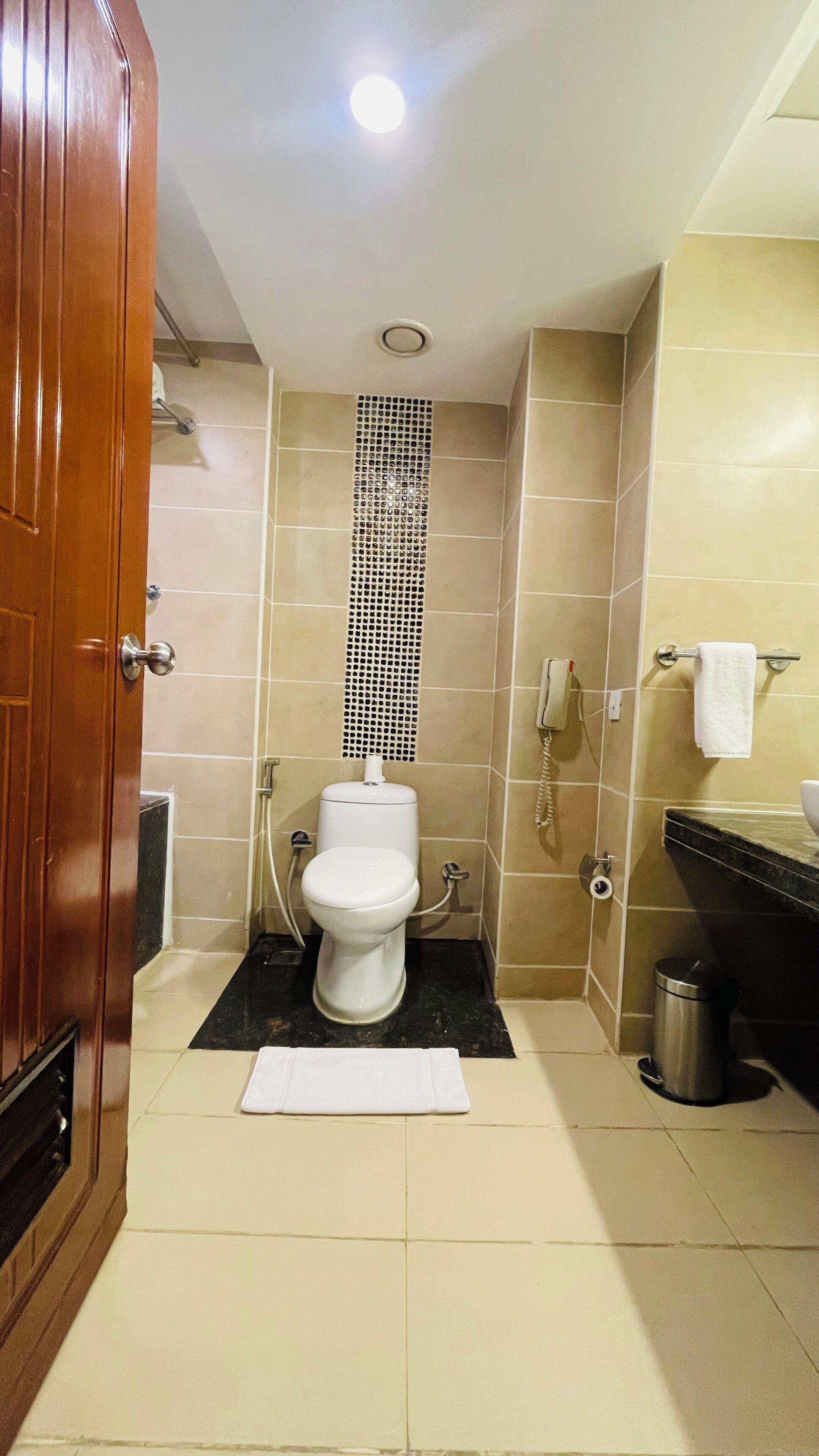deluxe room (deluxe twin room) | bathroom | combined shower/bathtub, designer toiletries, hair dryer, bathrobes