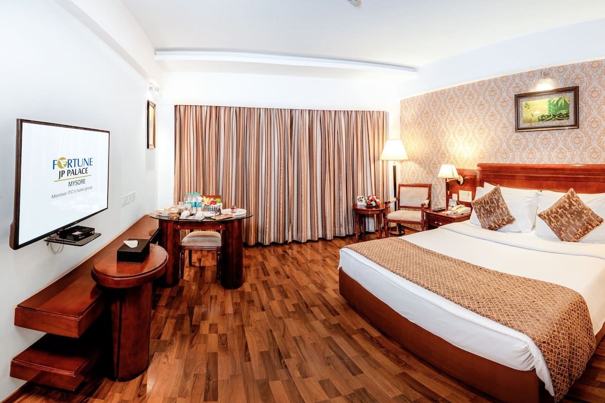 Phòng Club (FORTUNE CLUB ROOM) | Bộ đồ giường cao cấp, chăn bông, minibar, két bảo mật tại phòng