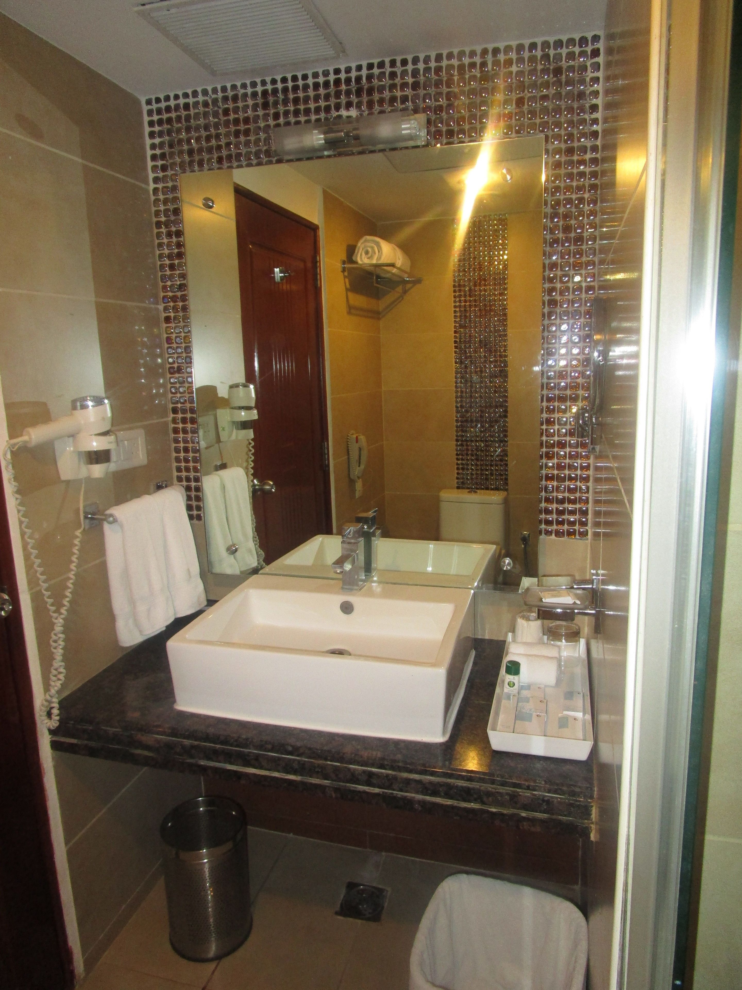 club single room, 1 double bed | bathroom sink