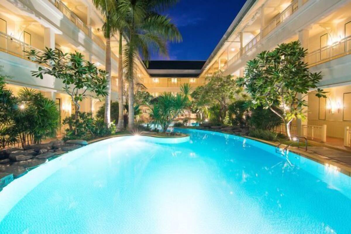 2 piscinas al aire libre, sombrillas, sillones reclinables de piscina