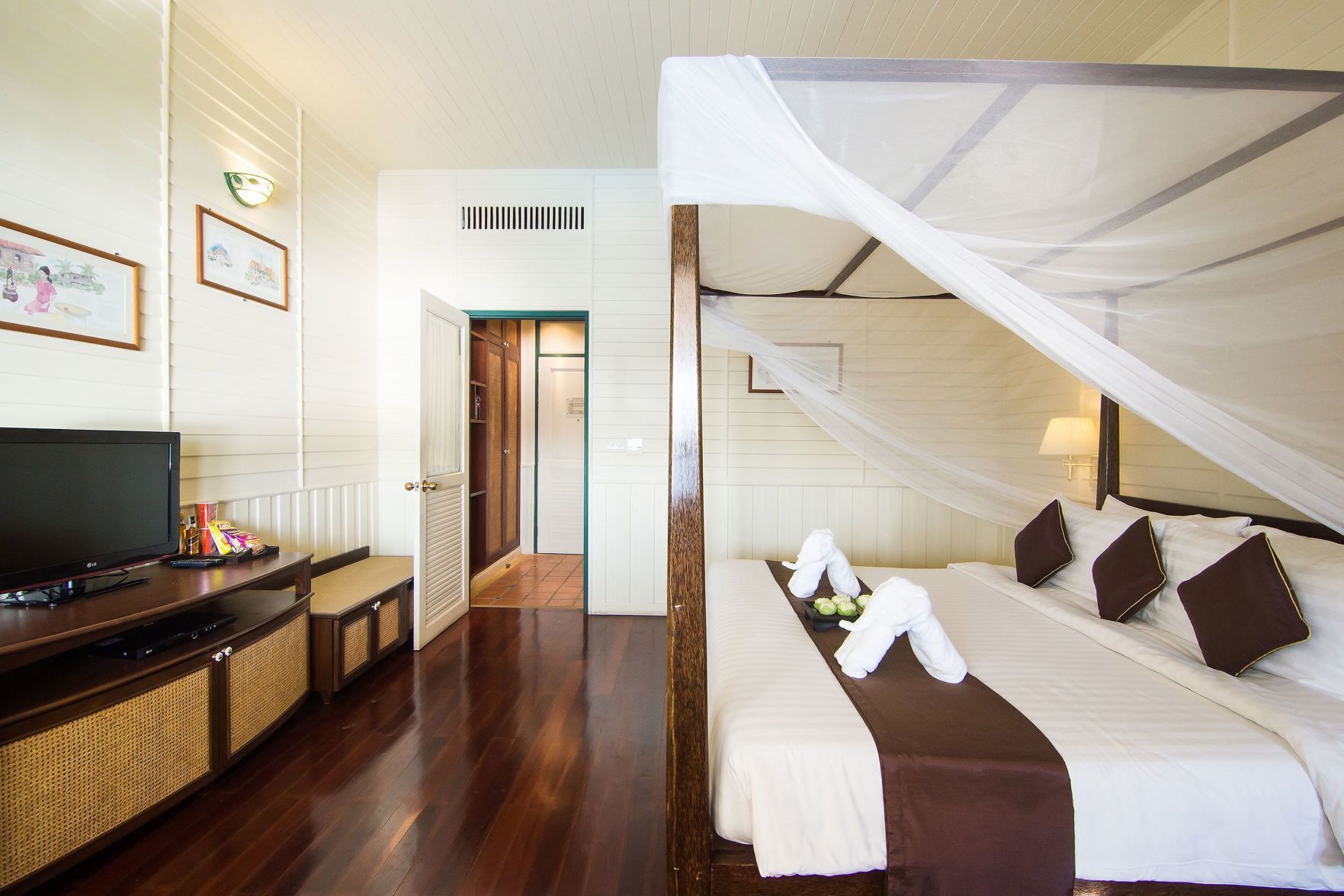 Minibar, in-room safe, individually decorated, individually furnished