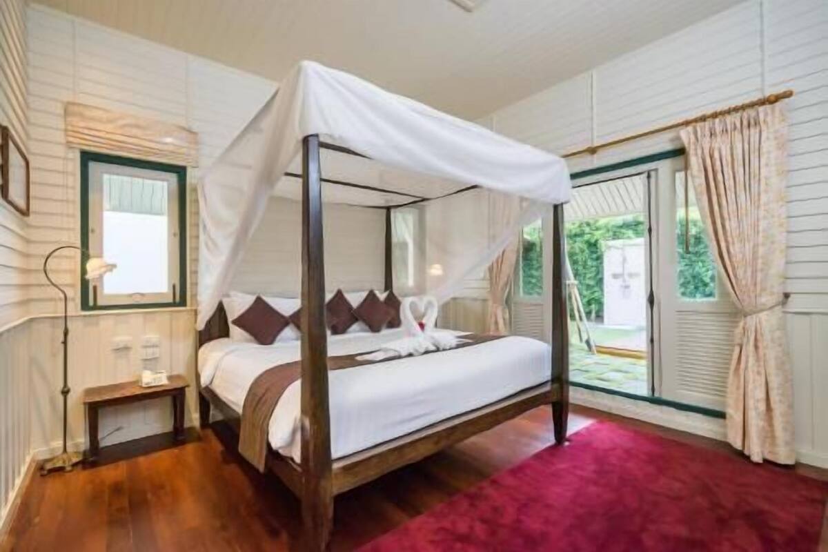 Minibar, caja de seguridad en la habitación y decoración personalizada