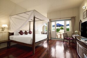 Minibar, in-room safe, individually decorated, individually furnished - Kalanan Riverside Resort (Pak Kret)