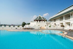 2 개의 야외 수영장, 07:00 ~ 19:00 오픈, 수영장 파라솔, 일광욕 의자