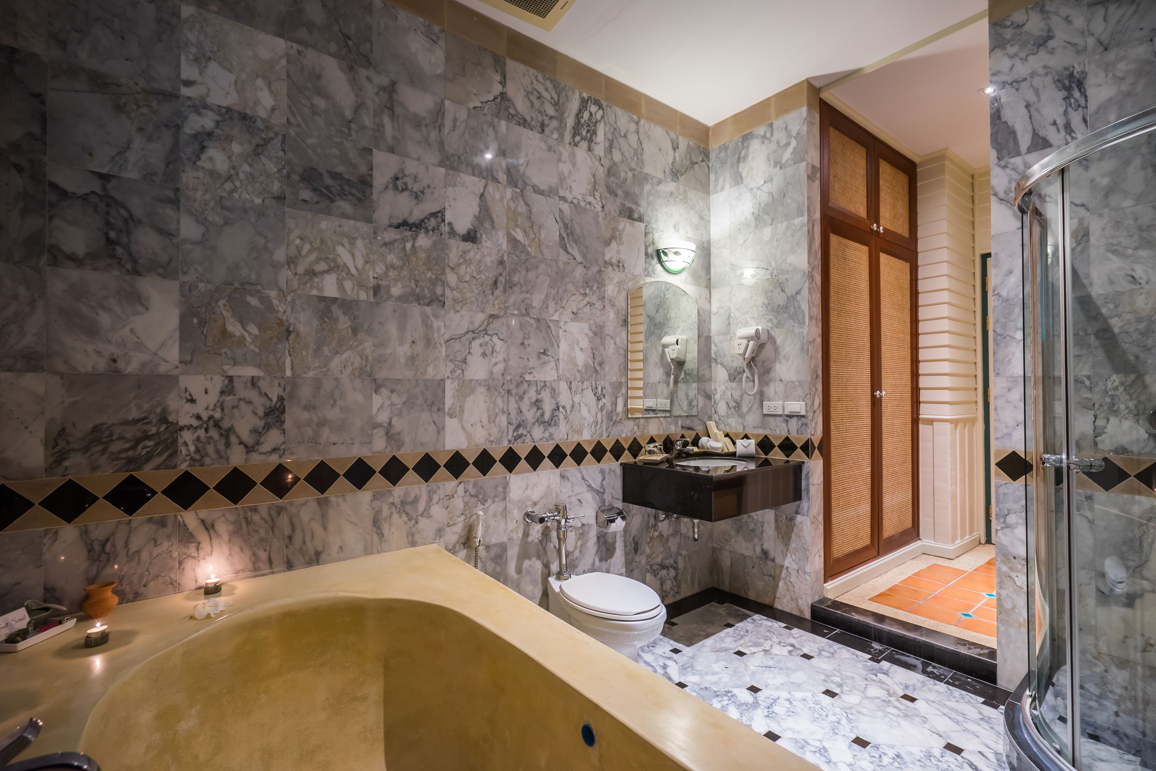 courtyard villa | bathroom | shower, rainfall showerhead, free toiletries, hair dryer