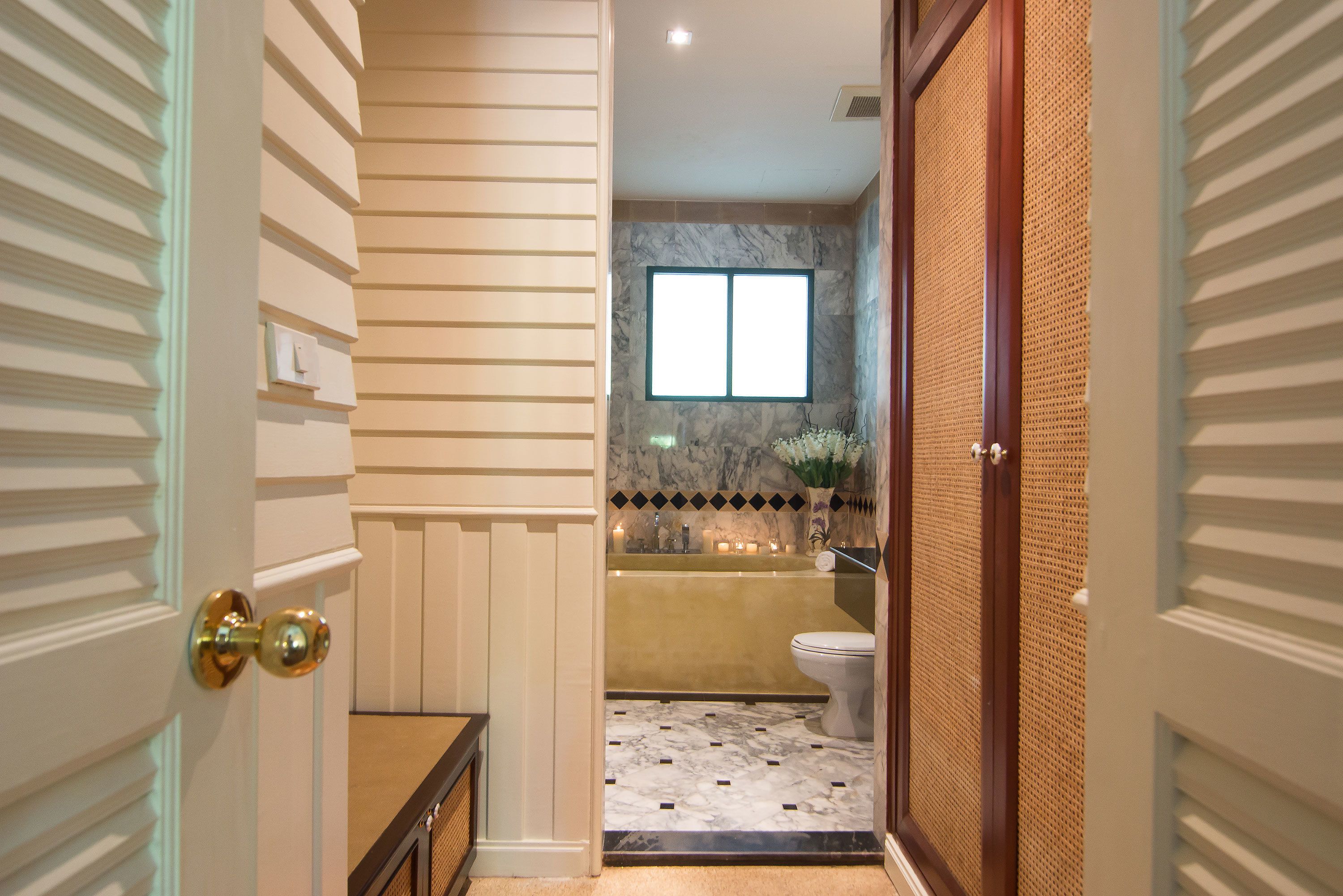 Een badkamer met toilet, wastafel en spiegel.