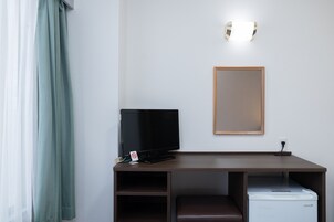 羽毛の掛け布団、デスク、遮光カーテン、WiFi (無料)