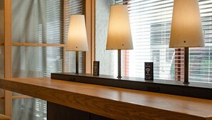 Ein Empfangsschalter mit zwei Lampen und einem Schild, das kostenloses WLAN anzeigt.