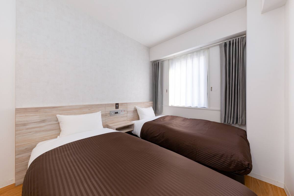 Standard Twin Room, Non Smoking | Down duvets, desk, blackout curtains, iron/ironing board (on request)