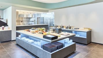 Daily cooked-to-order breakfast (JPY 1100 per person)