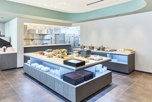 Daily cooked-to-order breakfast (JPY 1100 per person)