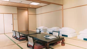 ํธ๋๋์
๋๋ฃธ, ๊ธ์ฐ (Japanese Room) | ์ฑ
์, ์๋ง ์ปคํผ, ๋ฌด๋ฃ WiFi, ์นจ๋ ์ํธ